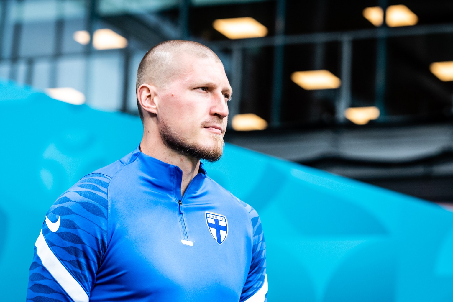 Joni Kauko Suomen A-maajoukkueen asussa stadionilla